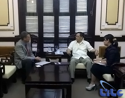 Deputy Director General of VNAT Nguyen Quoc Hung receives the representative of Aviareps Group