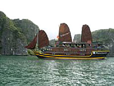 Tham quan, khám phá Vịnh Hạ Long với tàu du lịch “Hanoi Opera”