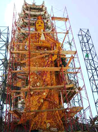 Tượng Phật Quan Thế Âm được kết bằng hoa bất tử