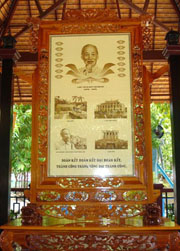 Bức tranh “Bản Di chúc Bác Hồ viết bằng chất liệu lá thốt nốt lớn nhất” được xác lập kỷ lục Guinness Việt Nam