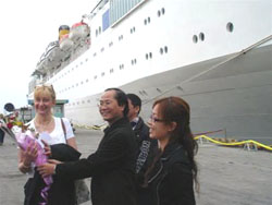 300 du khách tàu ASTOR đến Quy Nhơn và Nha Trang 