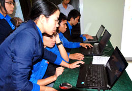 Sinh viên Trường Đại học Hải Phòng bầu chọn cho vịnh Hạ Long