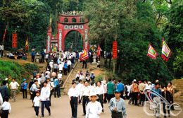 Tặng 9 cặp chóe khổng lồ cho Lễ hội Đền Hùng 2012 