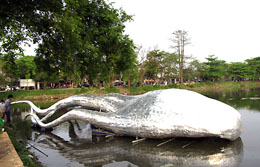 Trưng bày tác phẩm “Mây biến thể” trên hồ Tịnh Tâm