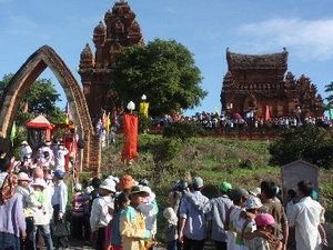 Đồng bào Chăm Ninh Thuận chuẩn bị lễ hội Katê