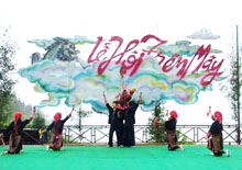 Tưng bừng lễ hội trên mây tại Sa Pa