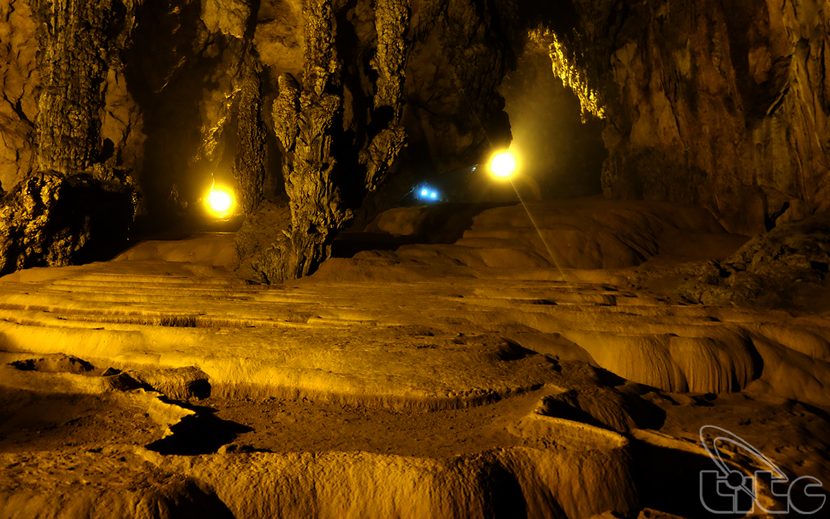 Nguom Ngao Cave is an invaluable gift that the nature offers to Cao Bang Province.