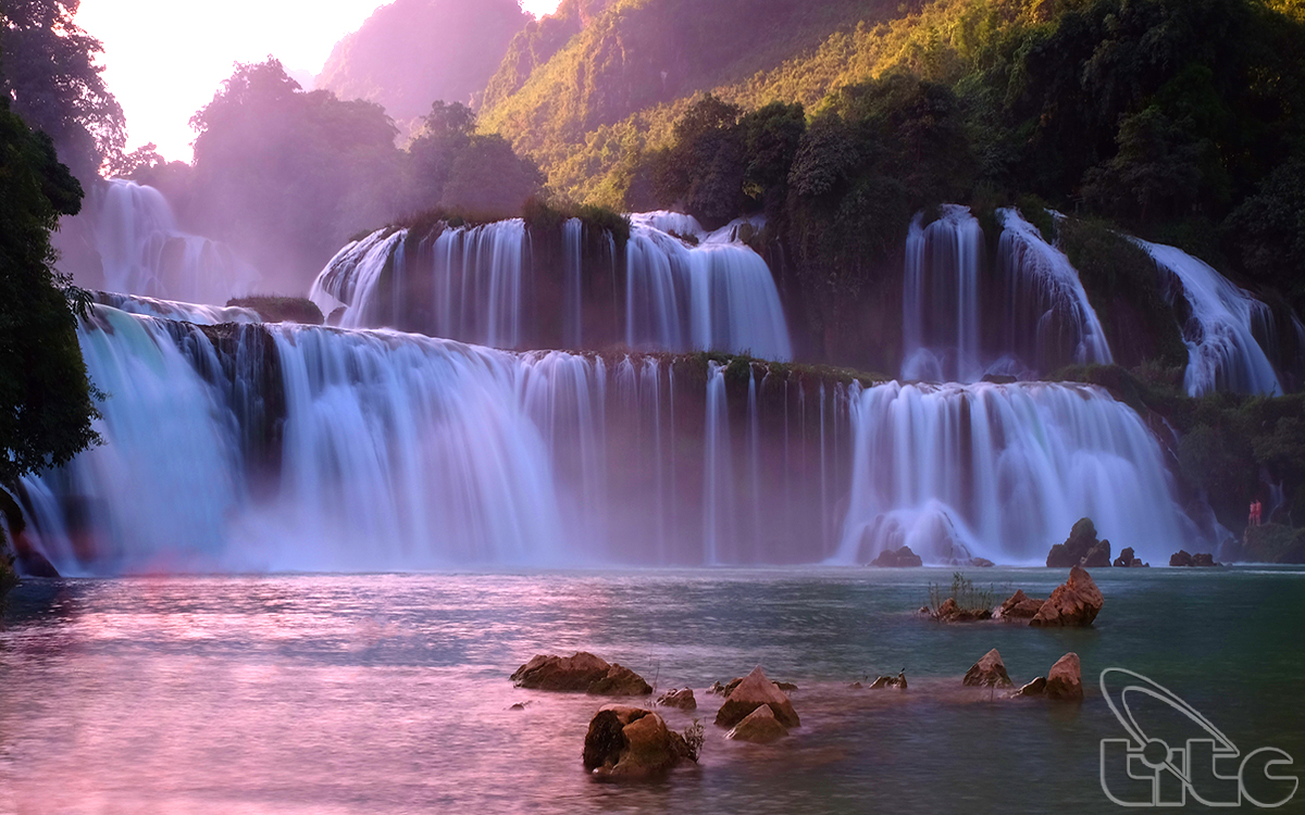 Bac Gioc Waterfall located in the border between Viet Nam and China belongs to Dam Thuy Commune, Trung Khanh District, Cao Bang Province
