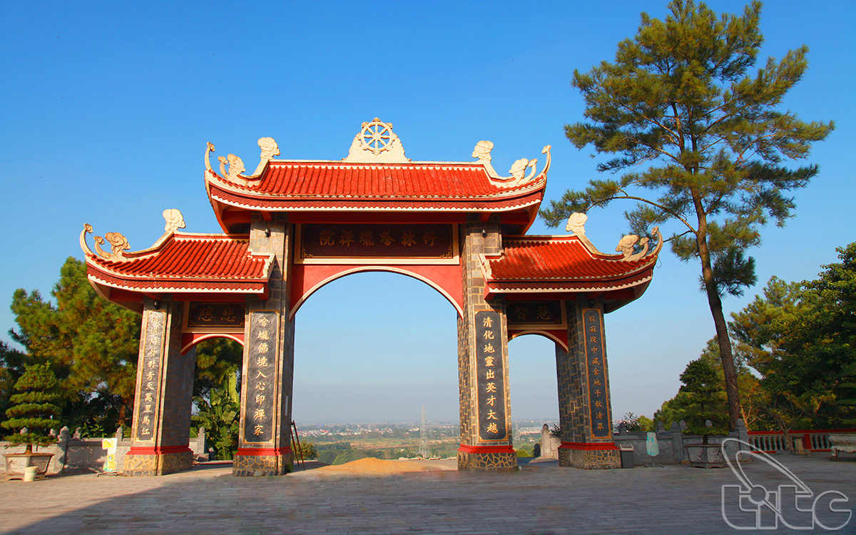 Three-door gate of Truc Lam Ham Rong Monastery where visitors can contemplate Ma River and Ham Rong Bridge