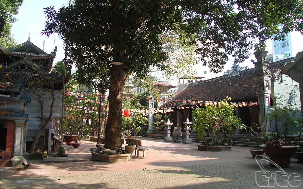 The name of Chan Tien Pagoda was combined by the names of Chan Cam and Quan Chung Tien villages, located nearby the ancient Lake of Luc Thuy (Hoan Kiem Lake now)