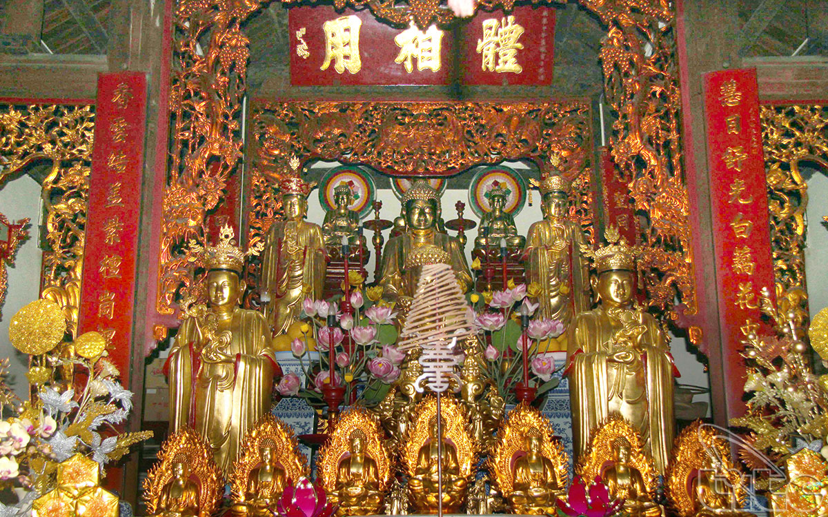 Tam Bao altar is decorated with many bronze buddha statues