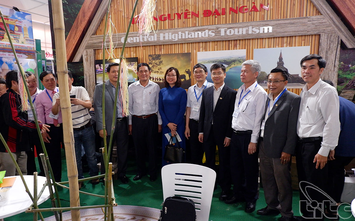 Representatives of Viet Nam National Administration of Tourism visit the booth of Central Highlands tourism 
