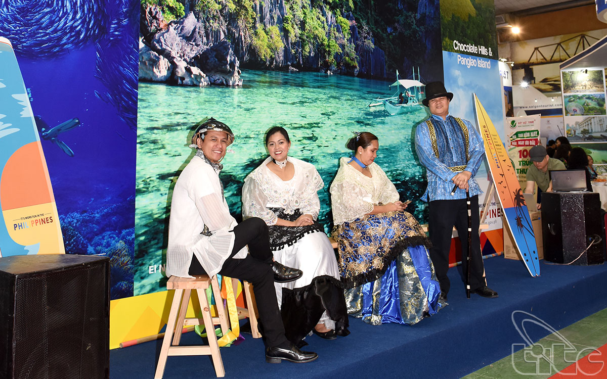 Artists at the booth of Philippines tourism