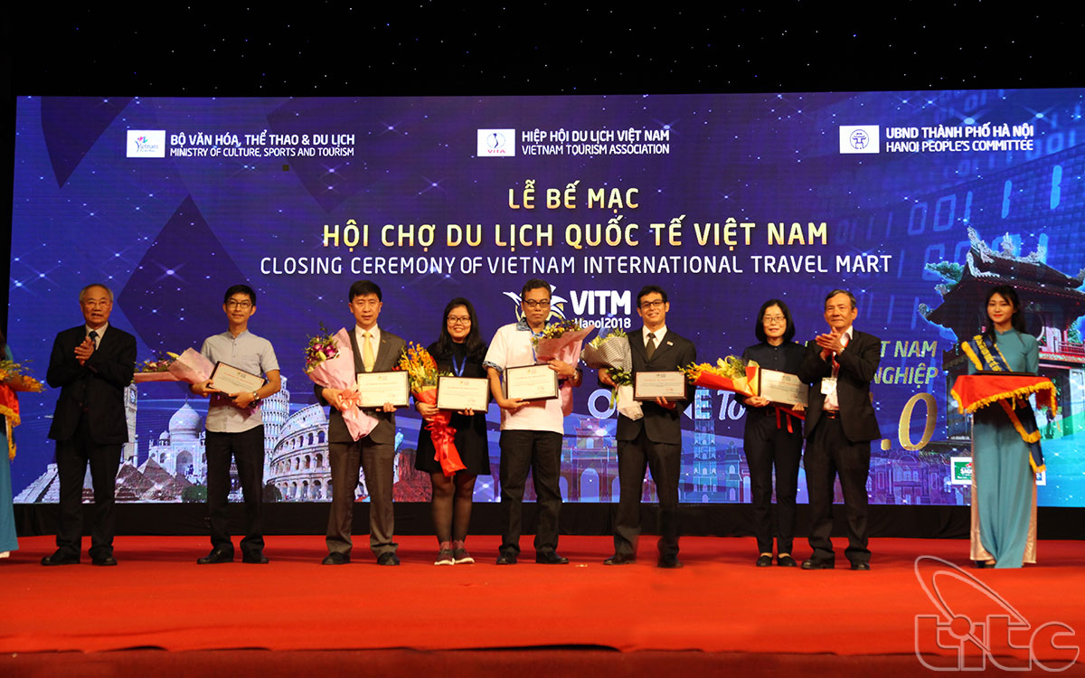 At the closing ceremony, the organizing board awards to the units participating in the mart