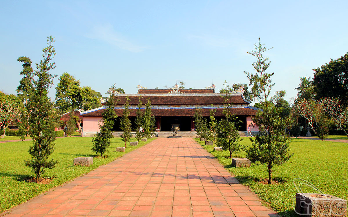 Qua khỏi Tháp Phước Duyên là điện Đại Hùng, ngôi điện chính trong chùa, một công trình kiến trúc được bảo tồn khá nguyên vẹn dù trải qua nhiều biến cố của thời cuộc.