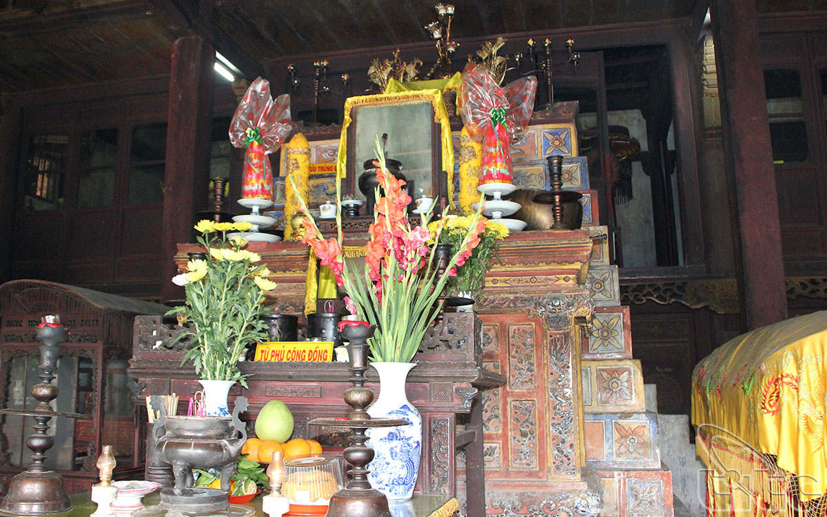 Từ năm 1954, Liễu Hạnh Công Chúa, tức là Vân Hương Thánh Mẫu cũng được đưa vào thờ ở đây.