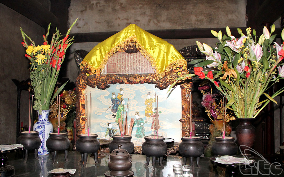 Tại điện Hòn Chén, ngay trước ban thờ trong Thượng Cung, có ngự bút của vua Đồng Khánh. 