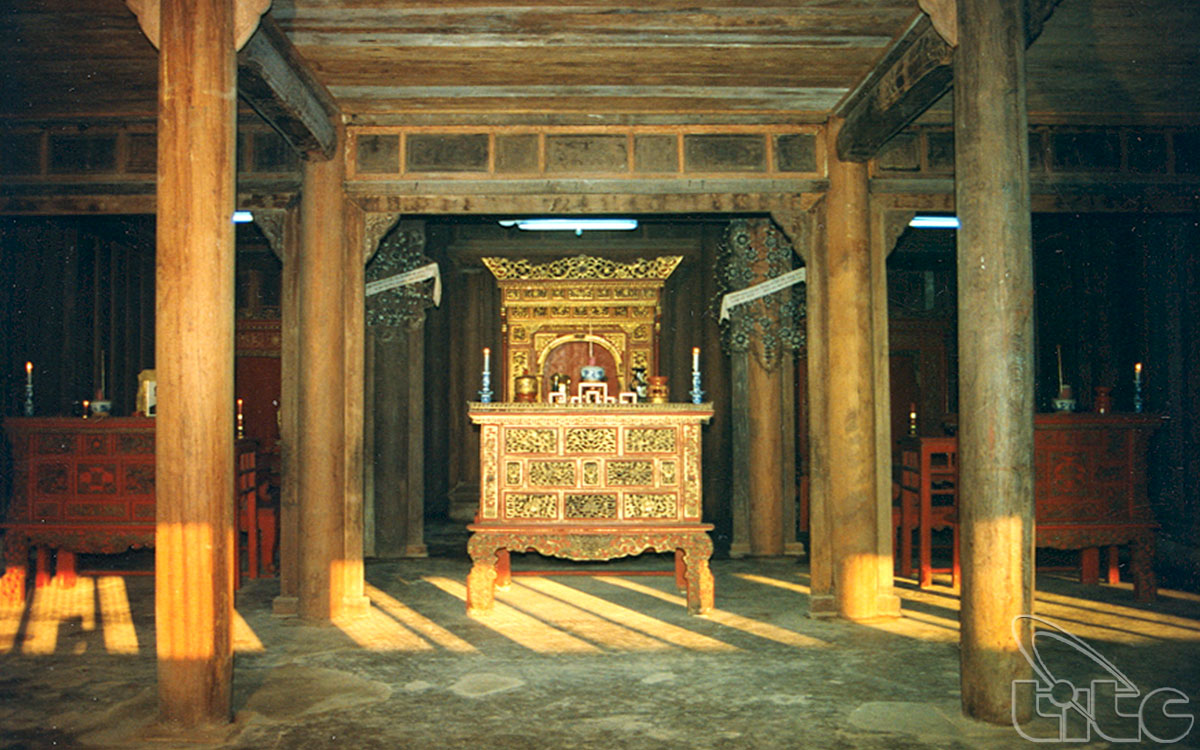 Bên trong hiện có 3 án thờ thờ bài vị của các vua: Dục Đức và vợ thờ ở giữa, Thành Thái bên trái và Duy Tân thờ ở bên phải
